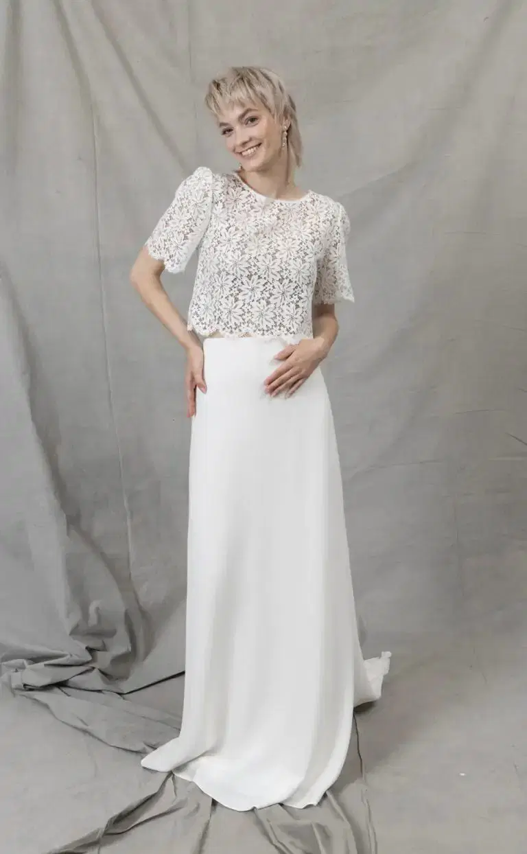 Flower Lace by Kisui: Straight silhouette, scoop neckline, short sleeves, lace