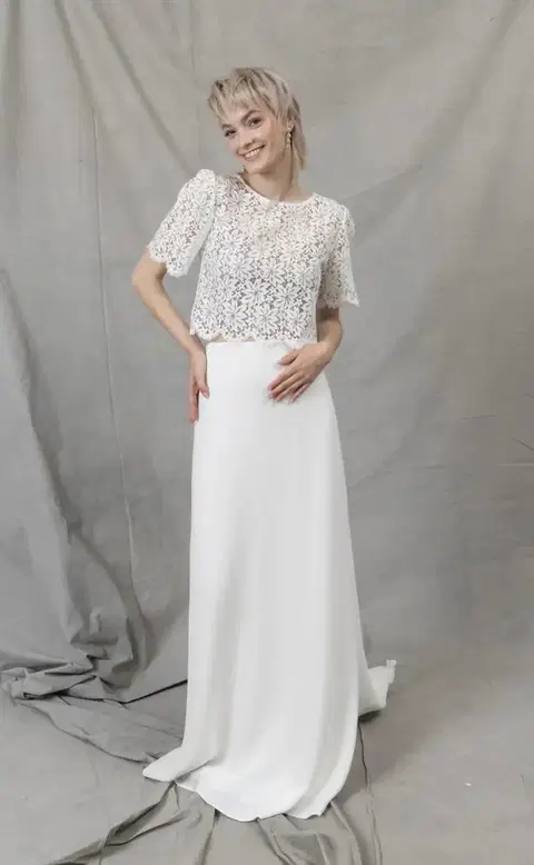 Flower Lace wedding dress by Kisui, straight, lace