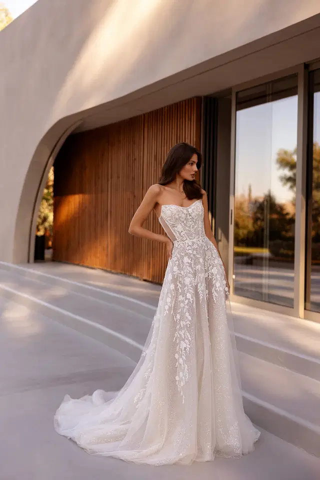 1501 by Demetrios: A-Line silhouette, sweetheart neckline, sleeveless, lace