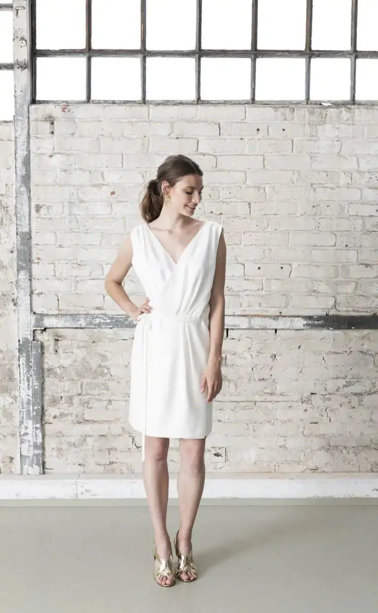 Tansila Dress – Kurzes Kleid by Kisui: Straight silhouette, V-neck neckline, sleeveless, crepe