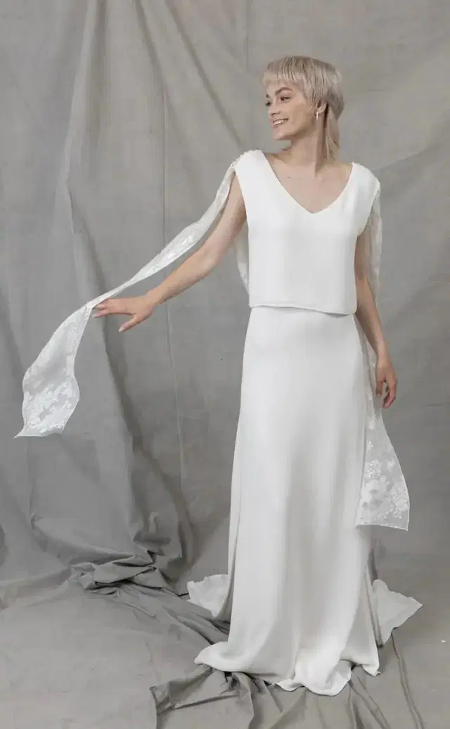 Shiny Flower Cape by Kisui: Straight silhouette, V-neck neckline, short sleeves, tulle