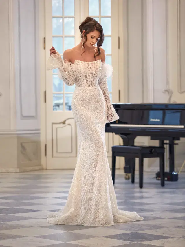 Nova by Vanilla Sposa: Mermaid silhouette, scoop neckline, separate sleeves, lace
