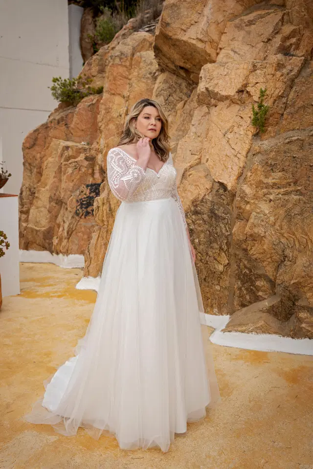 LB237 by Lohrengel: A-Line silhouette, V-neck neckline, long sleeves, lace