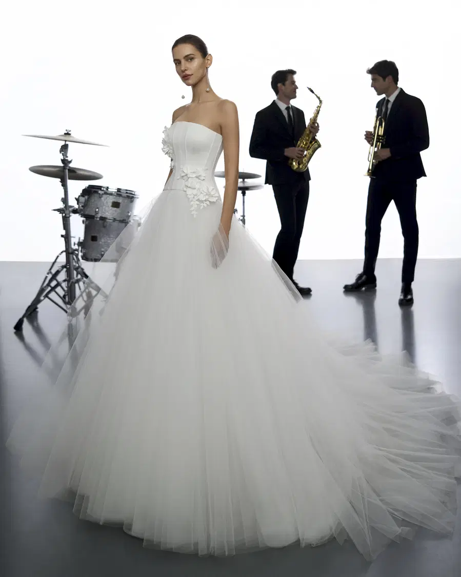 Yoana by Aire Barcelona: A-Line silhouette, straight neckline, crepe