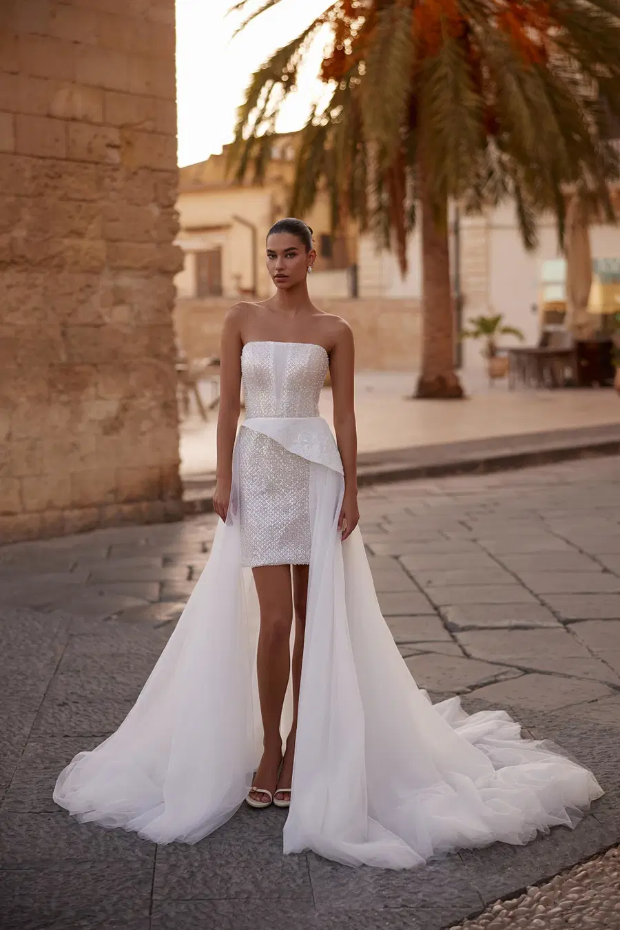 Perly by Anne Mariée: Short silhouette, straight neckline, sleeveless, lace