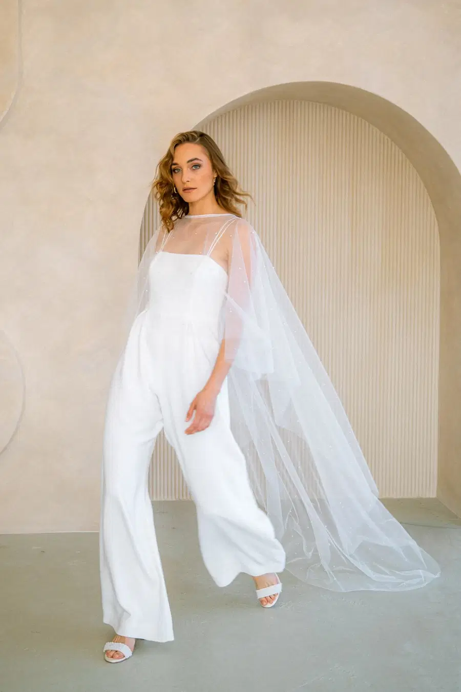 Cape Beleza by noni Selected: Two-Piece silhouette, straight neckline, sleeveless, tulle