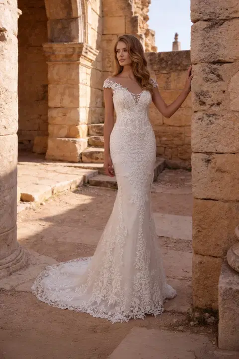 Style 6505 wedding dress by Daniela Di Marino, fit & flare, lace