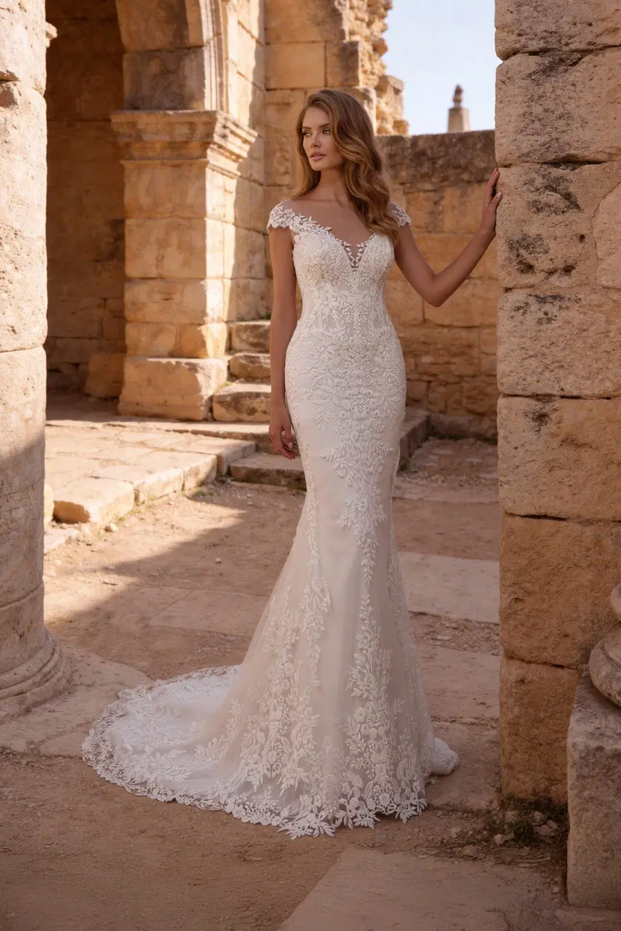 6505 by Daniela Di Marino: Fit & Flare silhouette, V-neck neckline, cap sleeves, lace