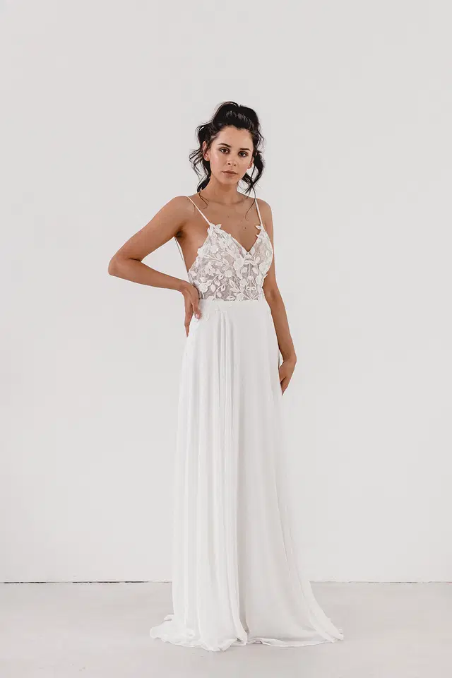 ELISA by Esther Hofmann: A-Line silhouette, V-neck neckline, sleeveless, chiffon