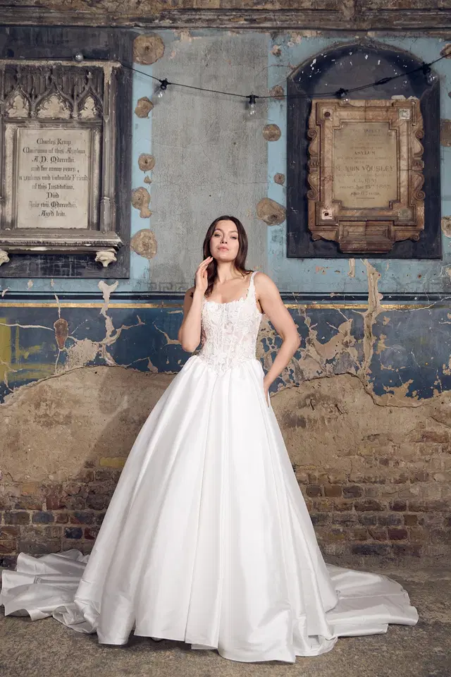 Clapham von Dando London: Ballkleid, Quadratischer Ausschnitt, Ärmellos, Spitze