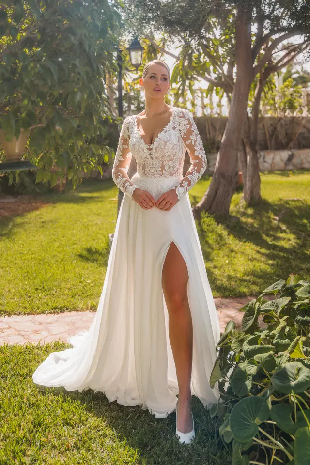 2625 by Diane Legrand: A-Line silhouette, V-neck neckline, long sleeves, chiffon