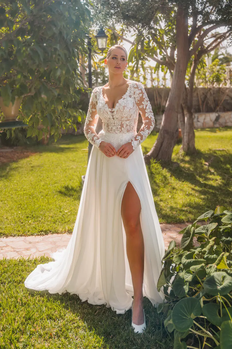 2625 by Diane Legrand: A-Line silhouette, V-neck neckline, long sleeves, chiffon