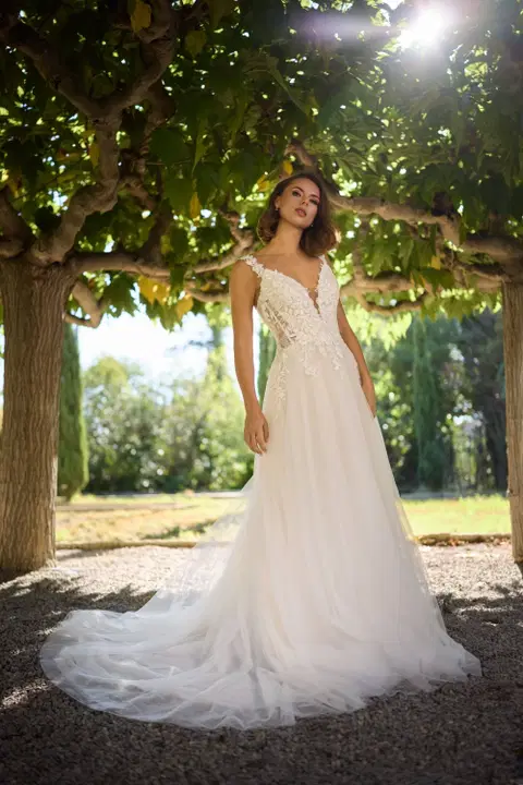 Style 27119 wedding dress by Très Chic, A-line, tulle