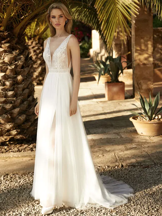 MONICA by Bianco Evento: A-Line silhouette, deep V-neck neckline, sleeveless, tulle