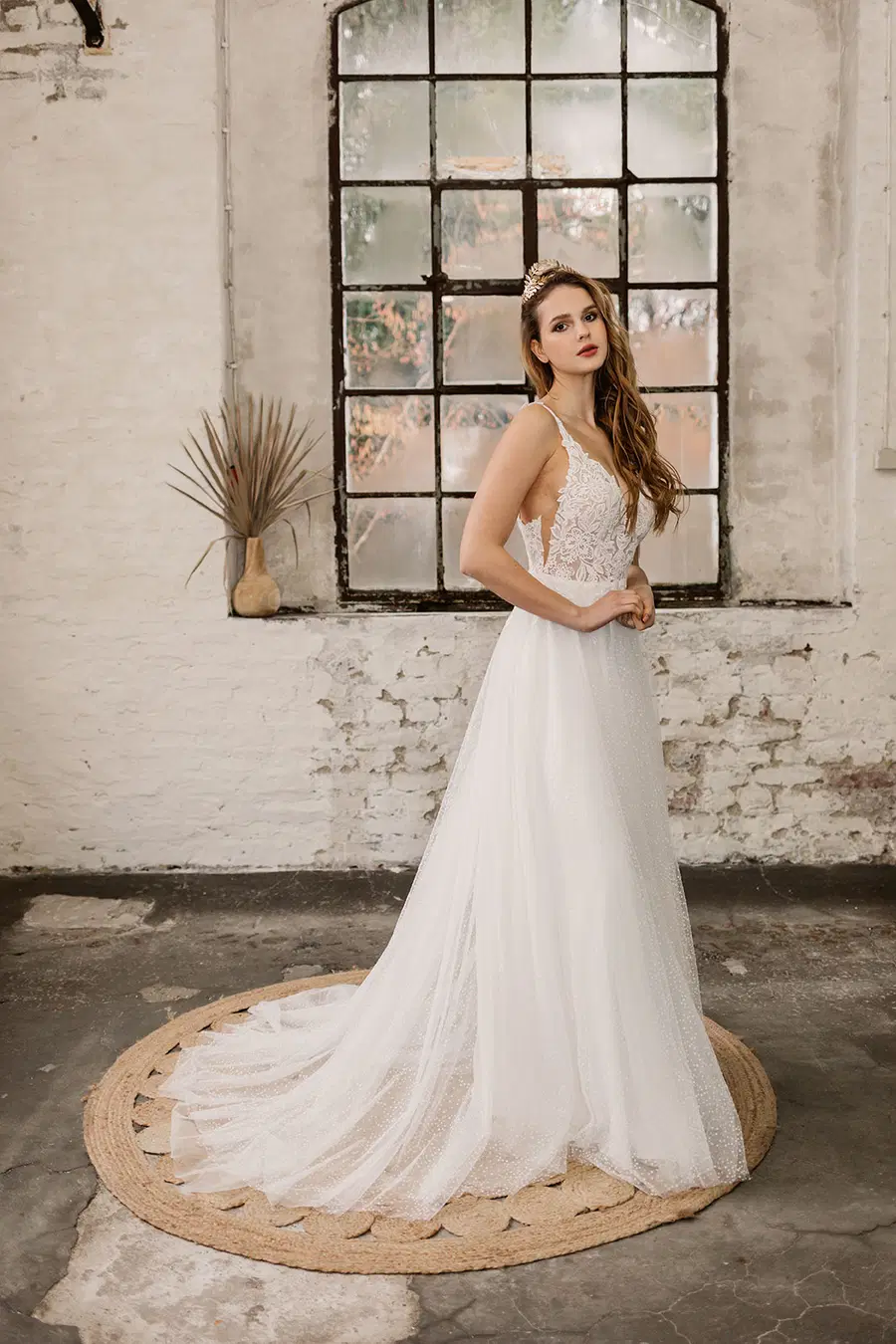 RILEY by Esther Hofmann: Trumpet silhouette, deep V-neck neckline, sleeveless, lace
