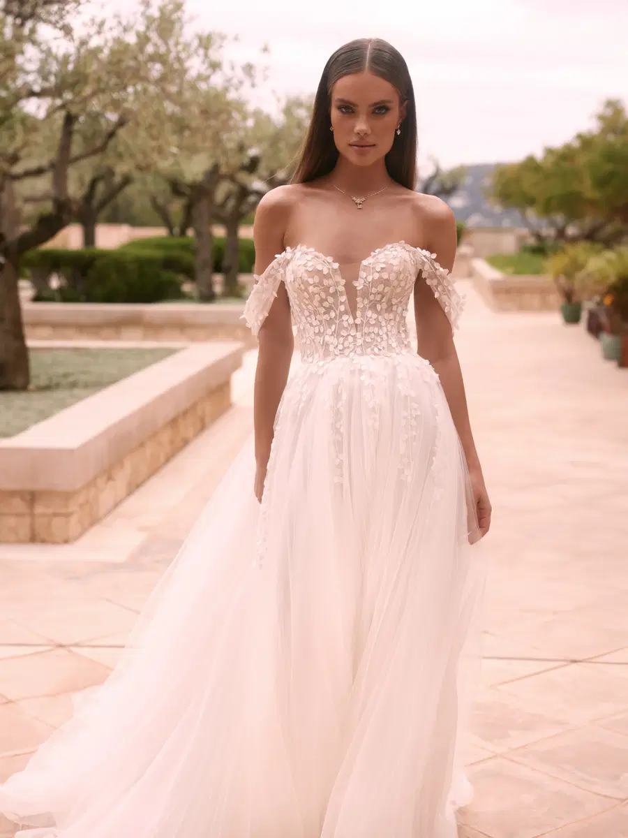 Varanes by Bianco Evento: A-Line silhouette, deep V-neck neckline, sleeveless, tulle