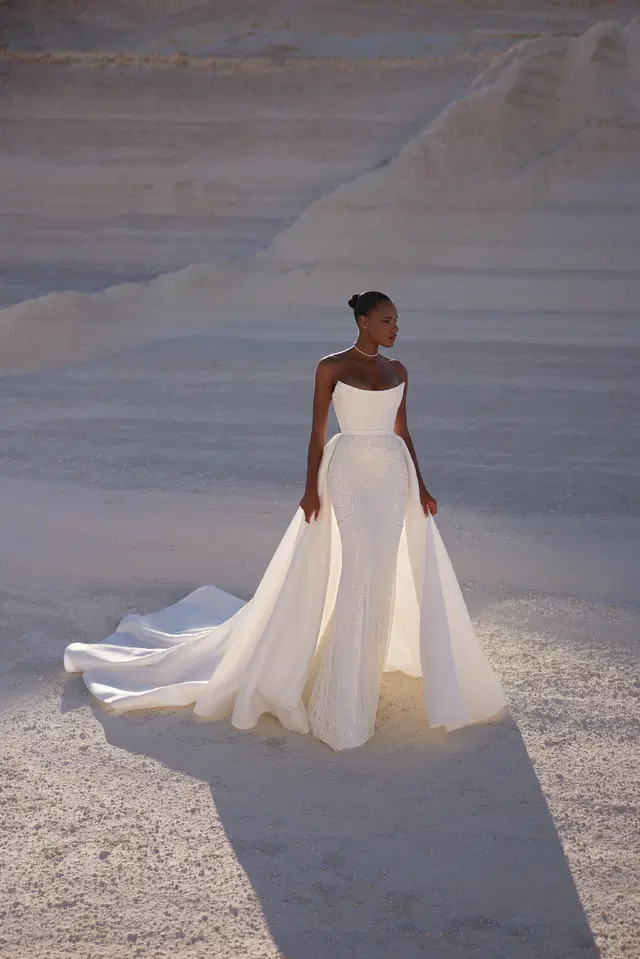 Coral by Eva Lendel: Fit & Flare silhouette, straight neckline, sleeveless, lace