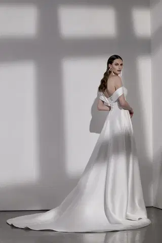 Cambridge by Avenue by Josephine Scott - view 5 of 5