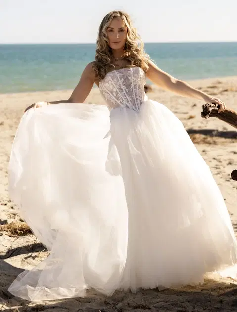 Dobrovka wedding dress by Amo & Luv, ball gown, lace