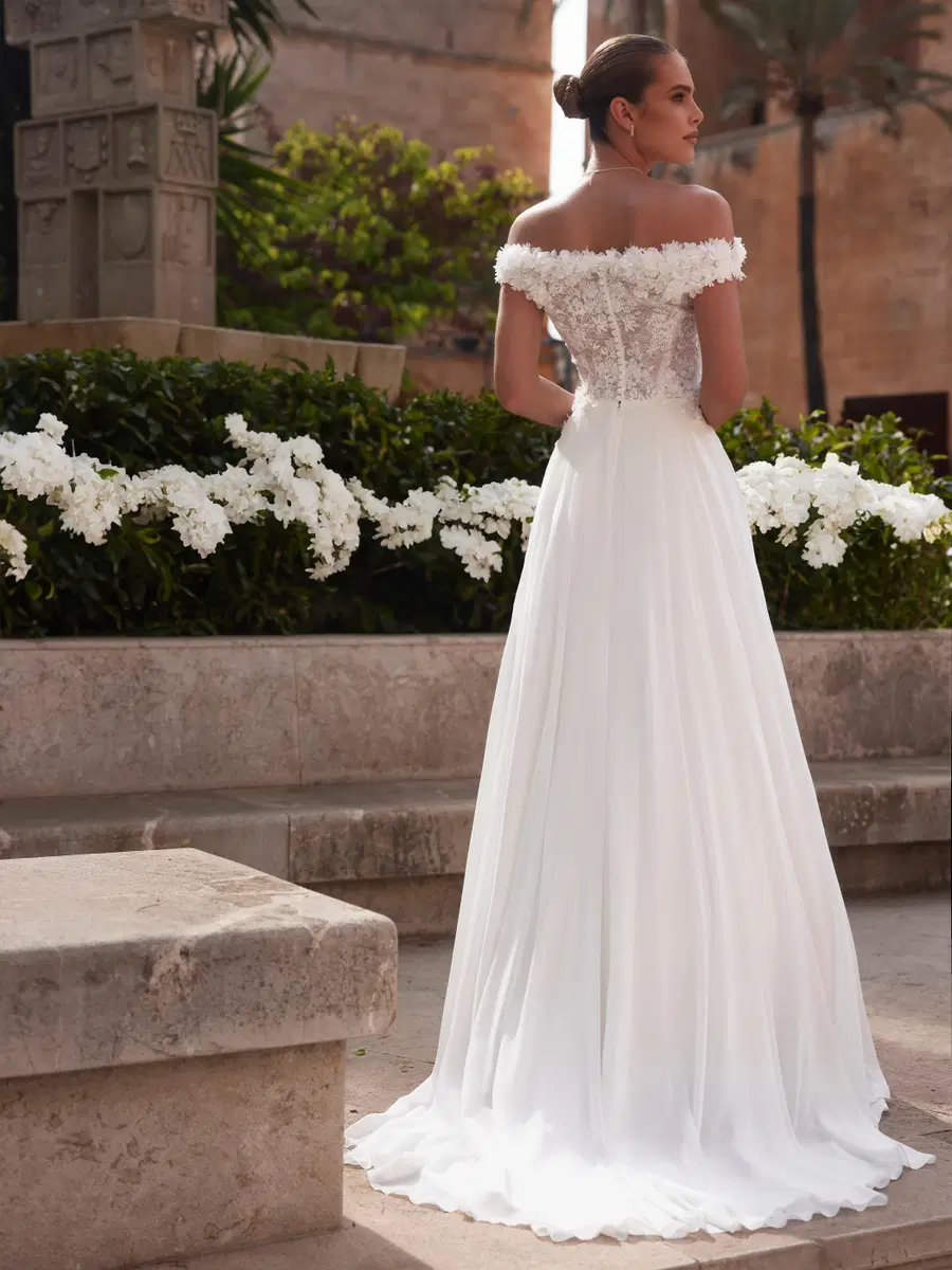 Milagros by Bianco Evento - view 2 of 5