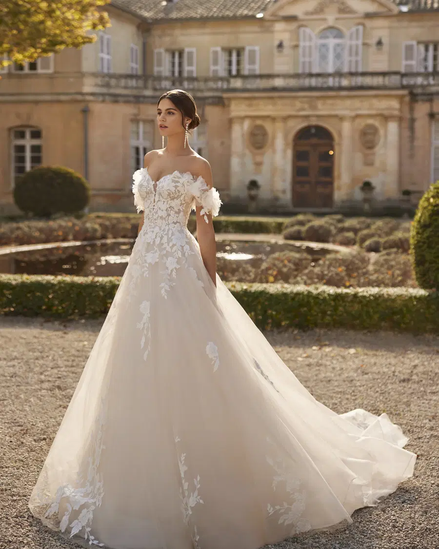 Varen by Rosa Clara: A-Line silhouette, sweetheart neckline, sleeveless, tulle