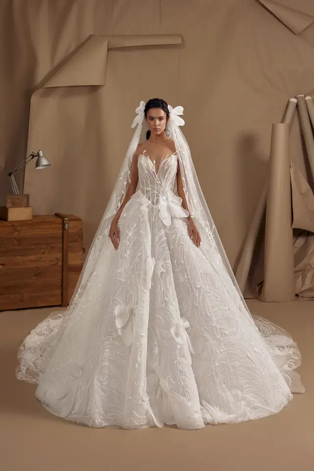 Maria Lani von Innocentia Divina: Ballkleid, Tiefer V-Ausschnitt, Tüll