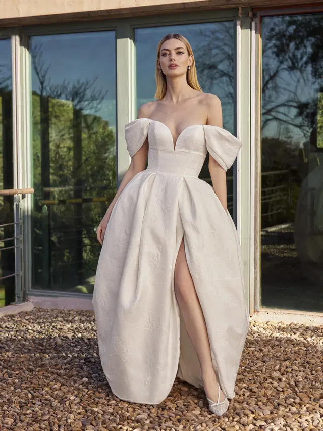 THALLIS by Pronovias: Princess silhouette, sweetheart neckline, sleeveless, mikado