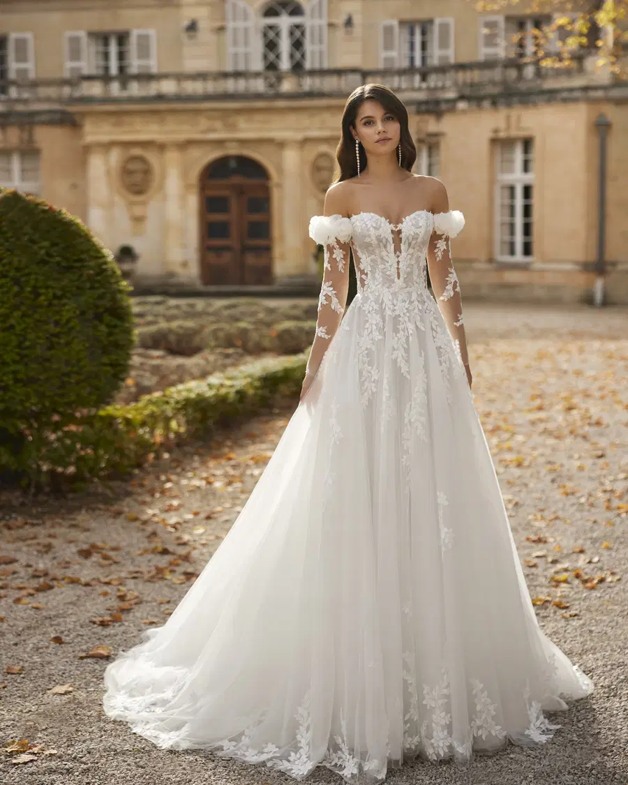 Vaida by Rosa Clara: Straight silhouette, sweetheart neckline, separate sleeves, tulle