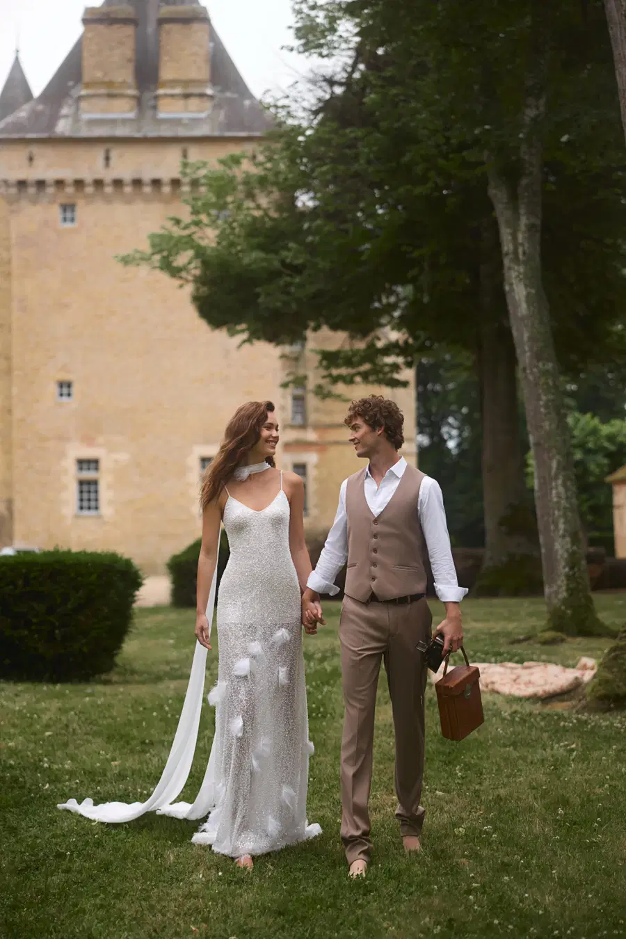 Solene by Anne Mariée: Straight silhouette, V-neck neckline, sleeveless, lace