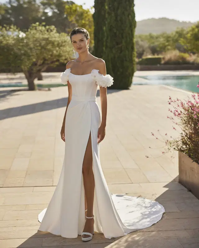 Sabila by Adriana Alier: Straight silhouette, straight neckline, crepe