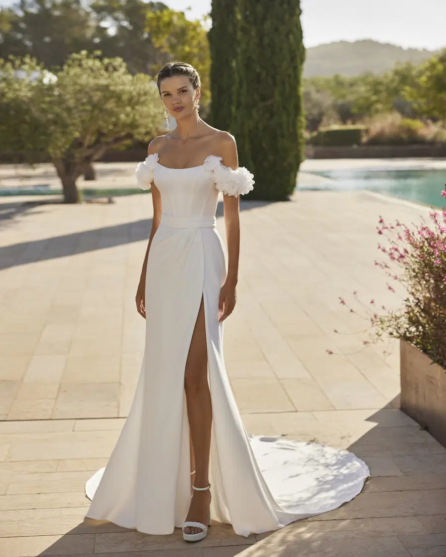 Sabila by Adriana Alier: Straight silhouette, straight neckline, crepe
