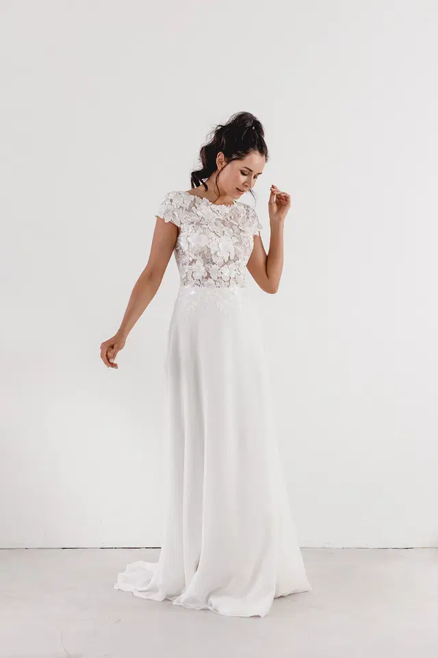 ELLE by Esther Hofmann: A-Line silhouette, sweetheart neckline, cap sleeves, chiffon