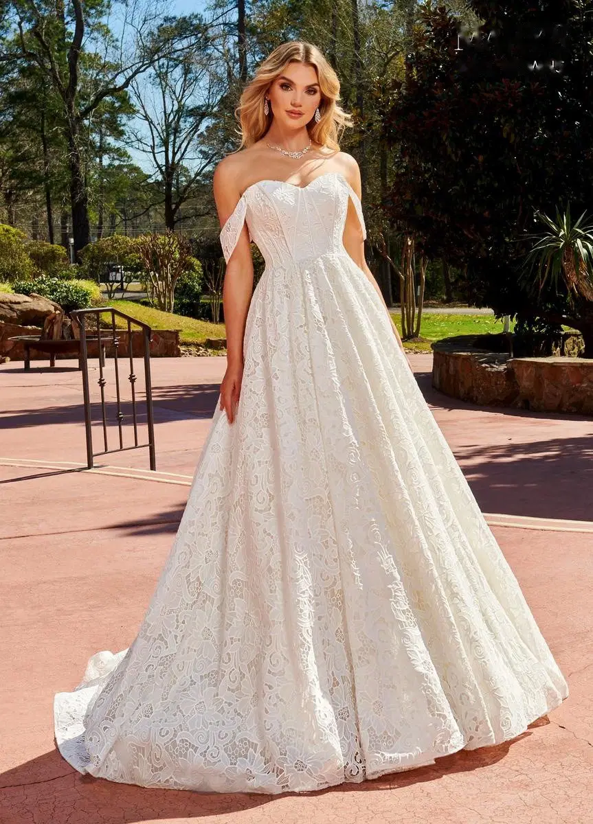 MB6101 by Rachel Allan: Ball Gown silhouette, sweetheart neckline, lace