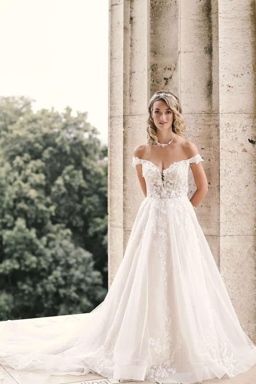 Carolin by Amo & Luv: Ball Gown silhouette, sweetheart neckline, short sleeves, lace