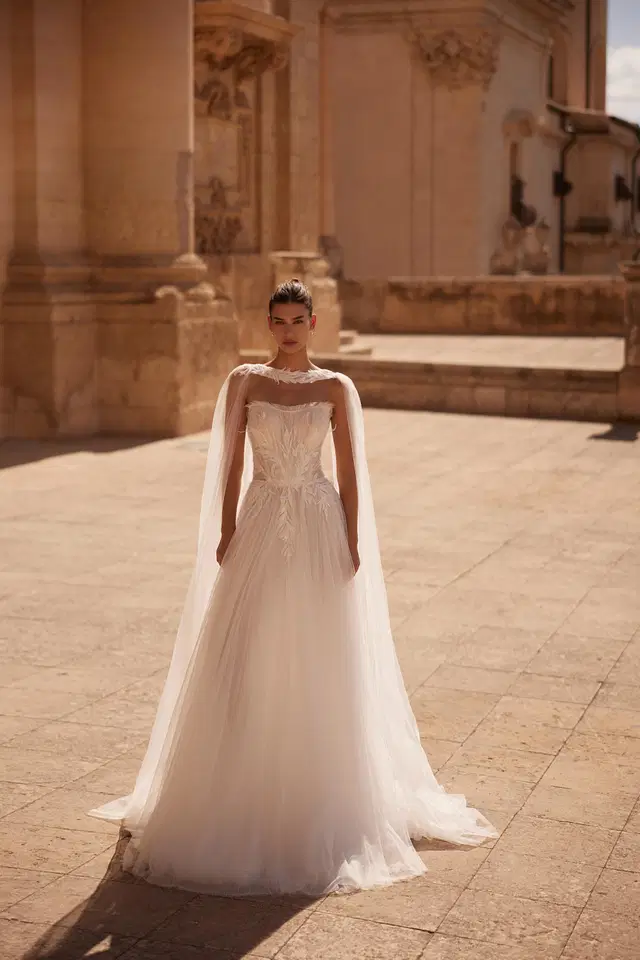 Sabrina by Anne Mariée: A-Line silhouette, straight neckline, sleeveless, lace