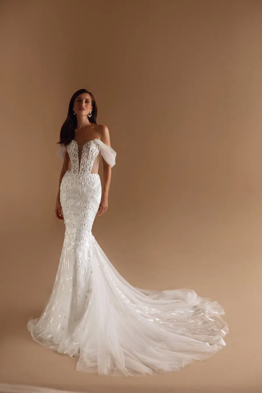 Kaeli by Ella Novia: Mermaid silhouette, deep V-neck neckline, detachable sleeves, tulle