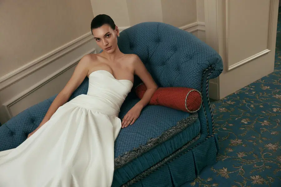 Queen by Anne Mariée - view 5 of 5
