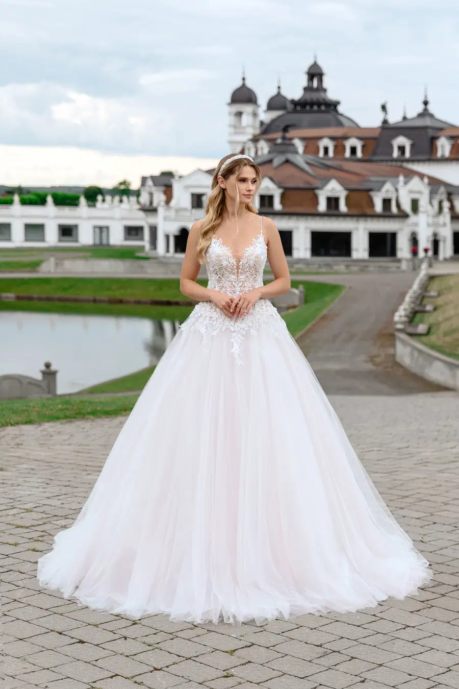 5576+8238 by Serena Bridal: V-neck neckline, lace