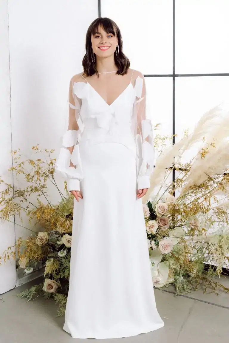 Bonney by Kisui: Straight silhouette, V-neck neckline, long sleeves, tulle