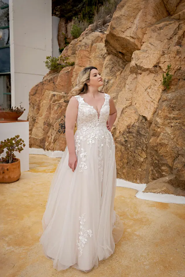 LB229 by Lohrengel: A-Line silhouette, deep V-neck neckline, sleeveless, tulle