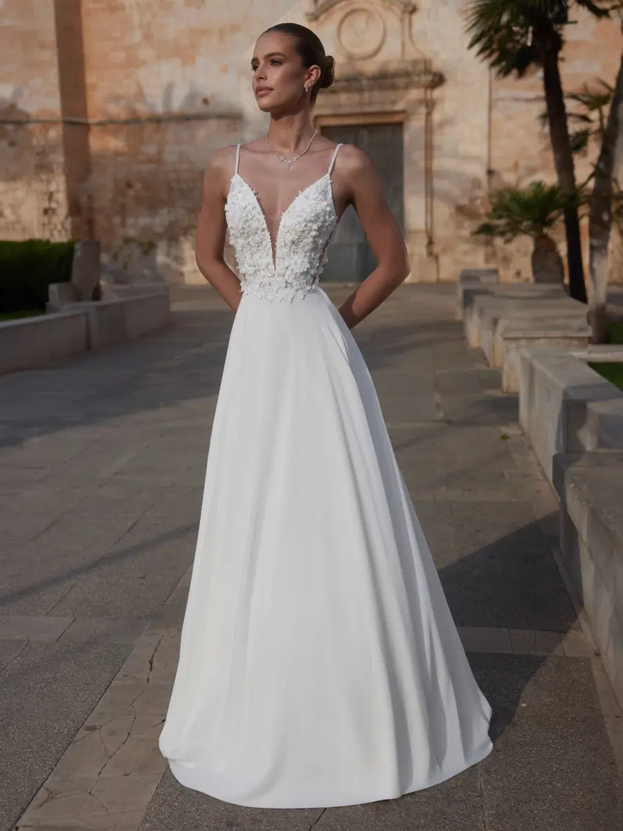 Amalia by Bianco Evento: A-Line silhouette, deep V-neck neckline, sleeveless, tulle