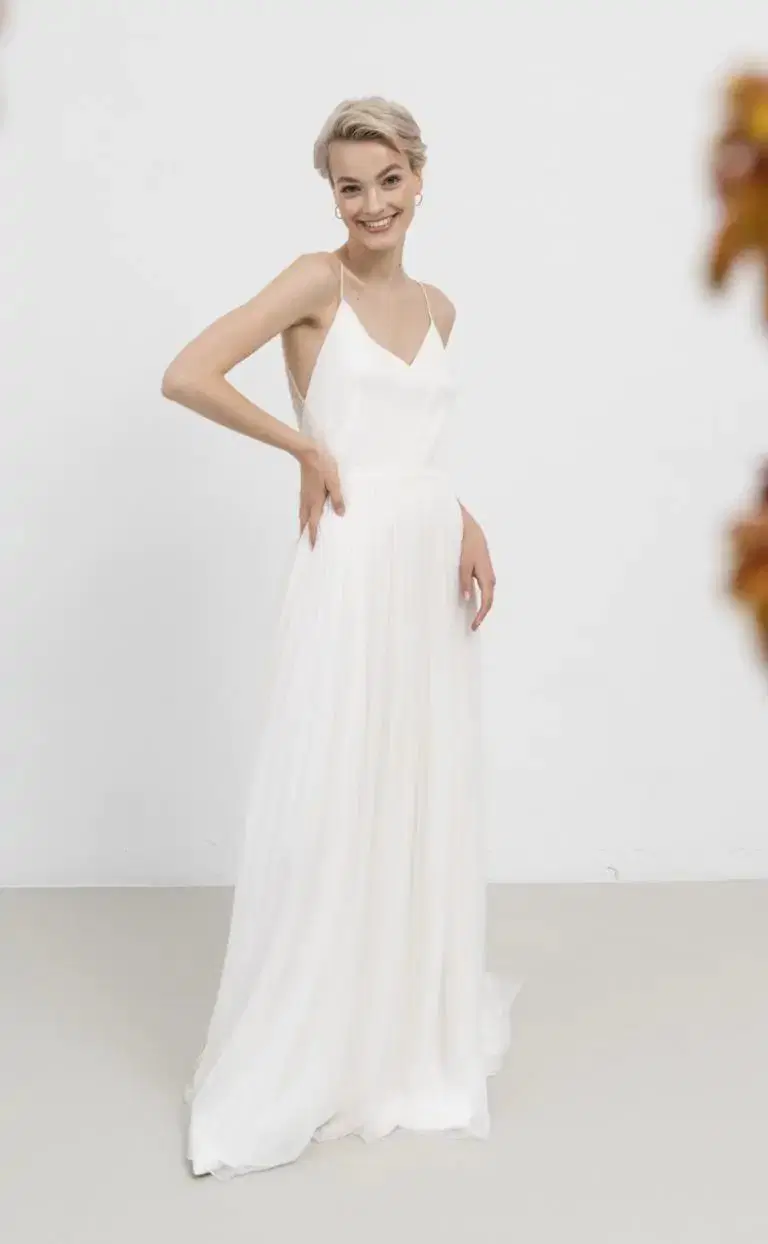 Brautkleid Zolile by Kisui: A-Line silhouette, V-neck neckline, sleeveless, tulle