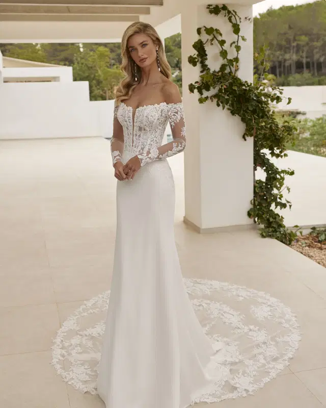 Sauce by Adriana Alier: Mermaid silhouette, off-shoulder neckline, long sleeves, crepe