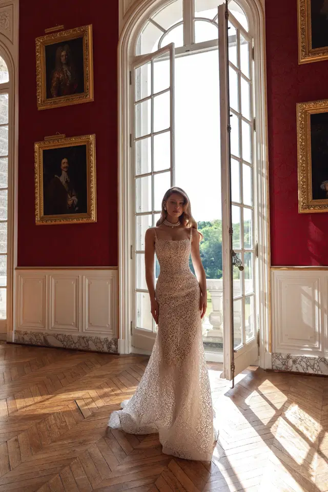 Louise by Maks Mariano: Mermaid silhouette, straight neckline, detachable sleeves, organza