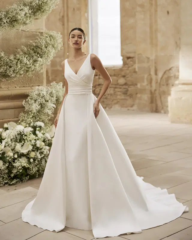 Maddox by Aire Barcelona: Straight silhouette, V-neck neckline, sleeveless, crepe