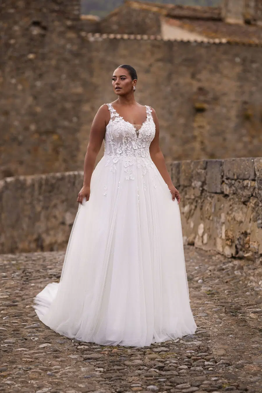 27304 by Très Chic: A-Line silhouette, V-neck neckline, sleeveless, tulle