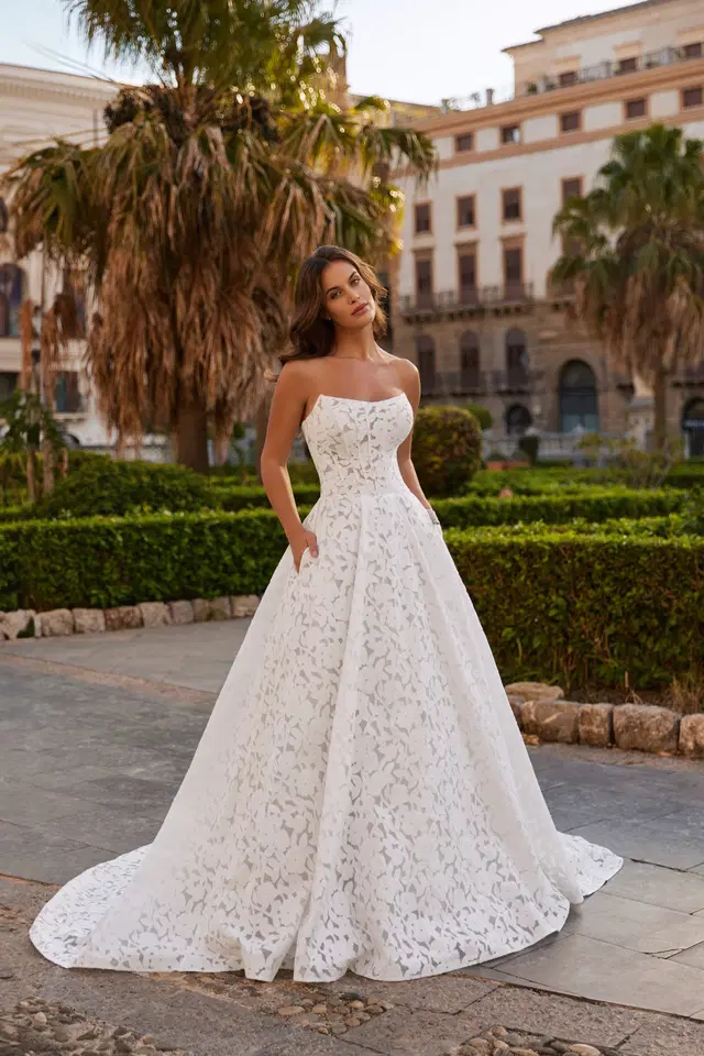 6458 by Daniela Di Marino: Ball Gown silhouette, sleeveless, jacquard