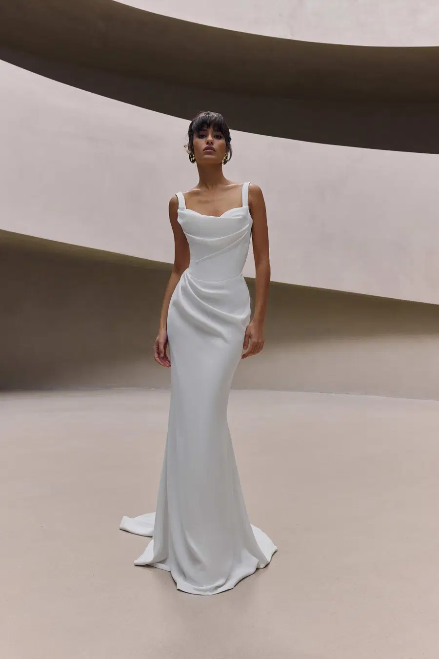 Celisetta by Milla Nova: Straight silhouette, satin