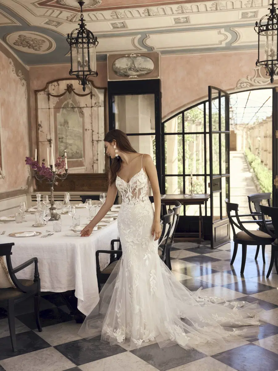 Mavara von Modeca Bridal: Meerjungfrau, Tiefer V-Ausschnitt, Ärmellos, Spitze