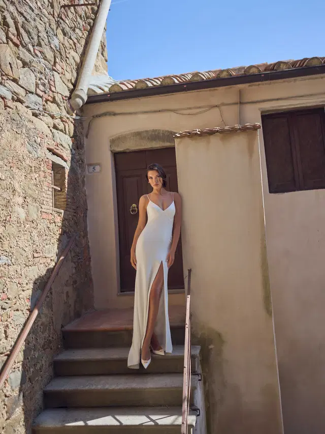 Sparta by Wona Concept: Straight silhouette, sweetheart neckline, sleeveless, satin